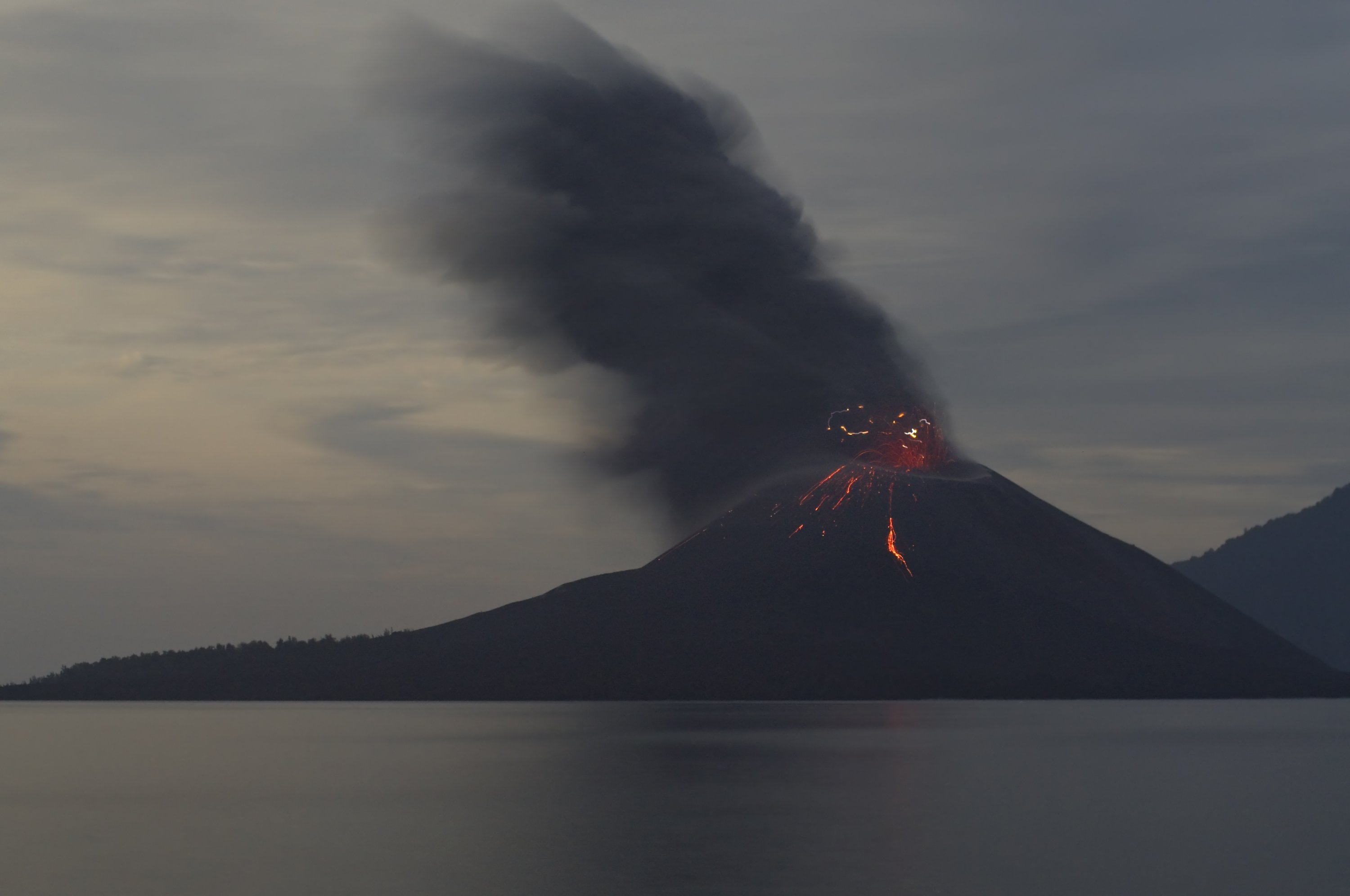Endonezya'da Anak Krakatau Yanardağı Patladı: Başkentte Binlerce Yolcu Mahsur Kaldı