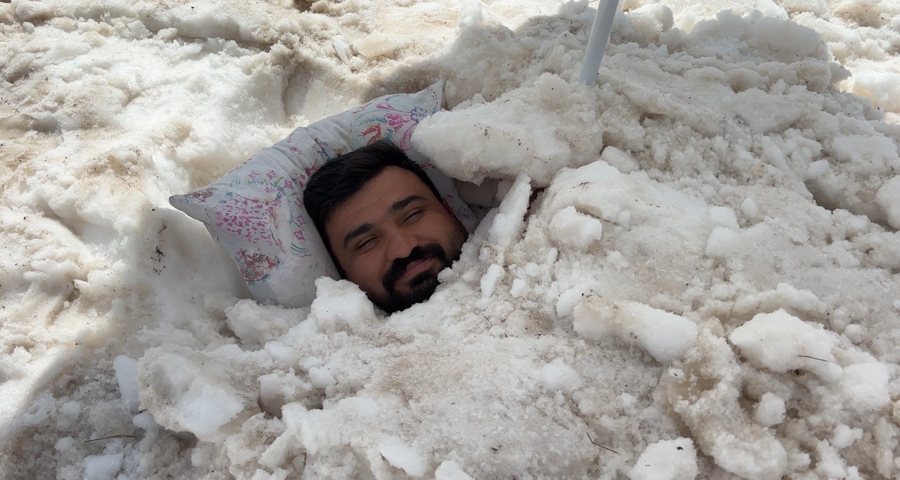 Erzincan'da Yaratıcı Serinleme: 40 Derece Sıcakktan Kaçıp 3 Bin Rakımda Kara Gömüldü