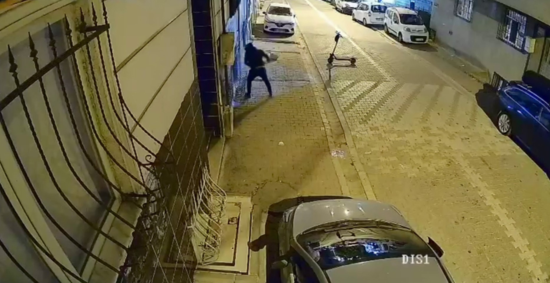 Esenyurt'ta Dehşet Anları: Eski Sevgili Binayı Kundaklayıp Camları Kırdı