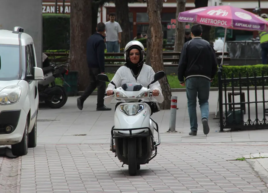 Evde Anne Sokakta Motokurye: Sibel Üzgün'ün İlham Veren Başarı Hikayesi