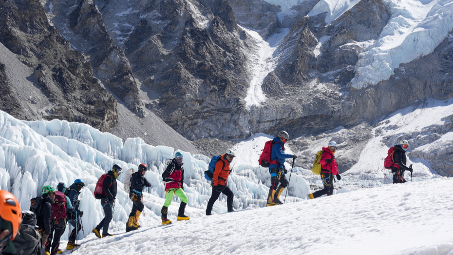 Everest Tırmanışında Büyük Engel: 30 Metrelik Buz Kütlesi Rotayı Kapattı