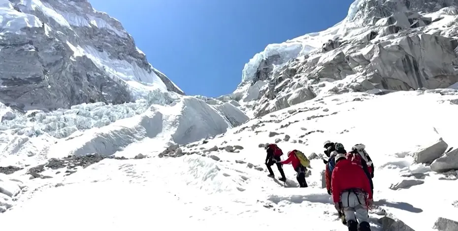 Everest Zirvesinde Tarihi Gün: 274 Dağcıyla Yeni Rekor