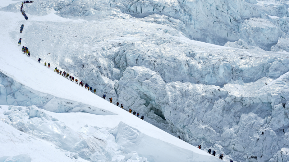 Everest Zirvesinde Tarihi Gün: Yeni Zirve Rekoru Kırıldı