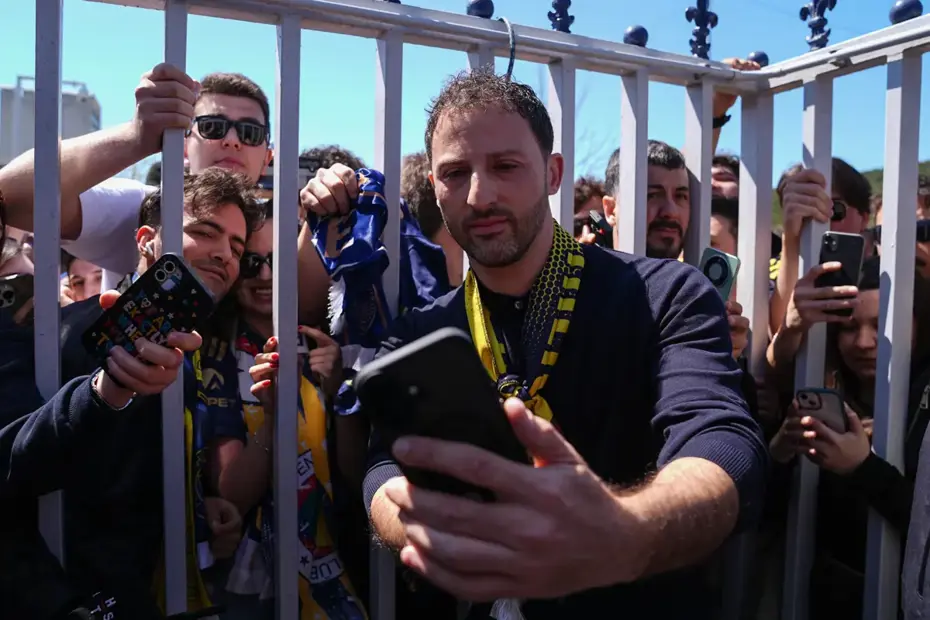 Fenerbahçe'de Duygusal Veda: Taraftardan Tedesco'ya Yoğun Destek