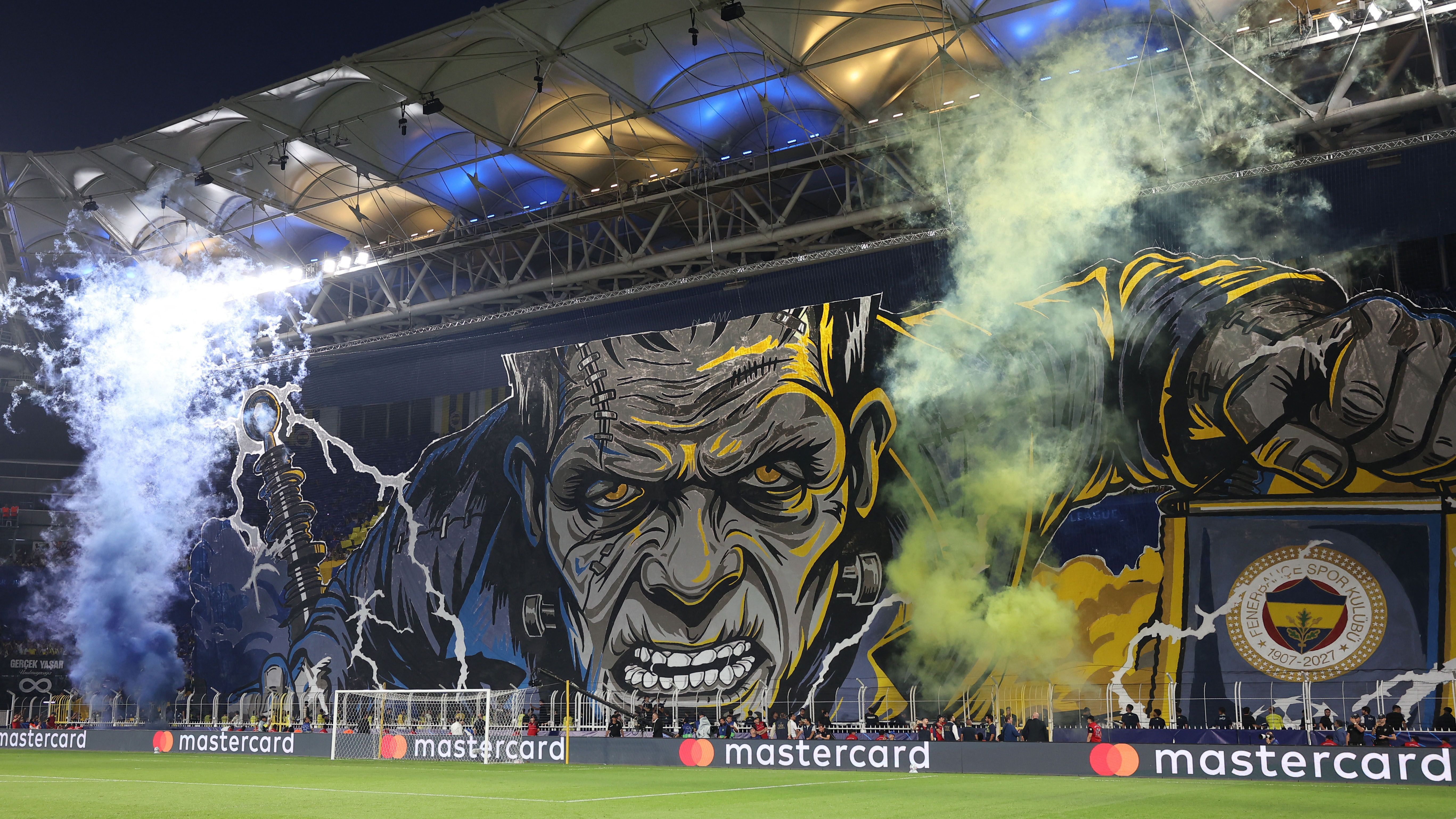 Fenerbahçe Tribünlerinden Şampiyonlar Ligi'ne Görkemli Karşılama ve Unutulmaz Gece