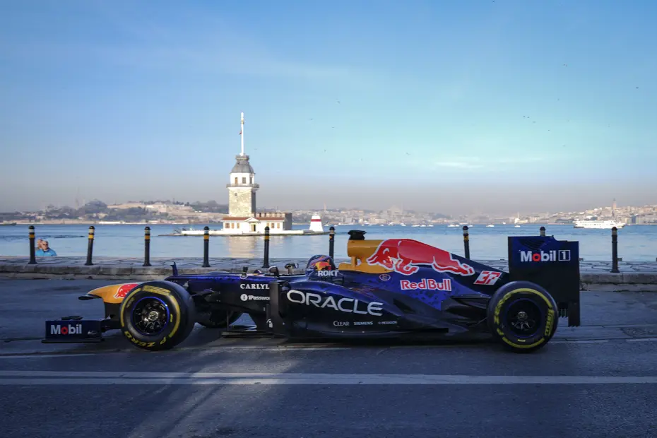 Formula 1 Heyecanı İstanbul'da: Kız Kulesi'nde F1 Şovu
