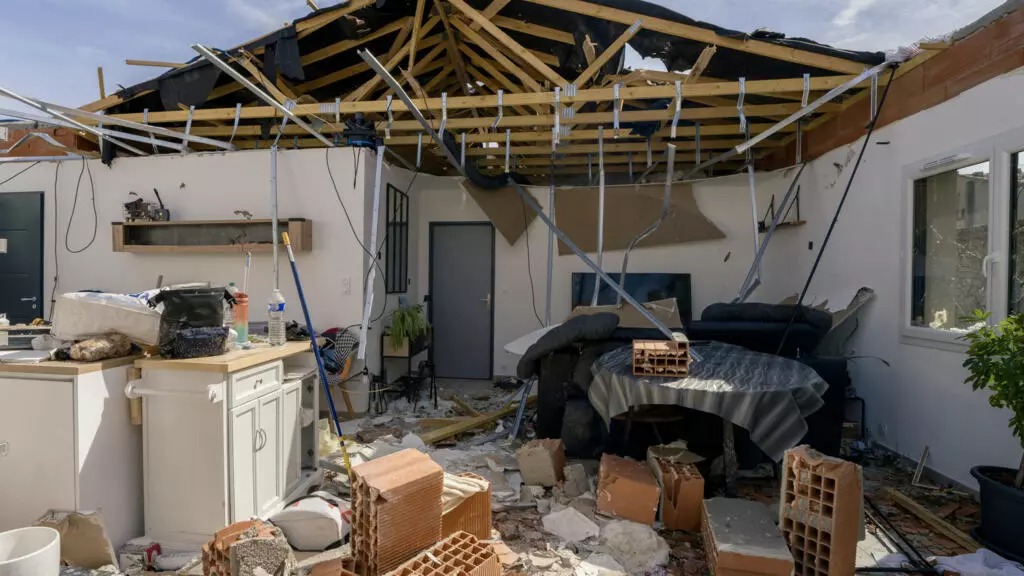 Fransa'da Şiddetli Hortum Felaketi: 39 Yaralı, Yüzlerce Ev Hasar Gördü