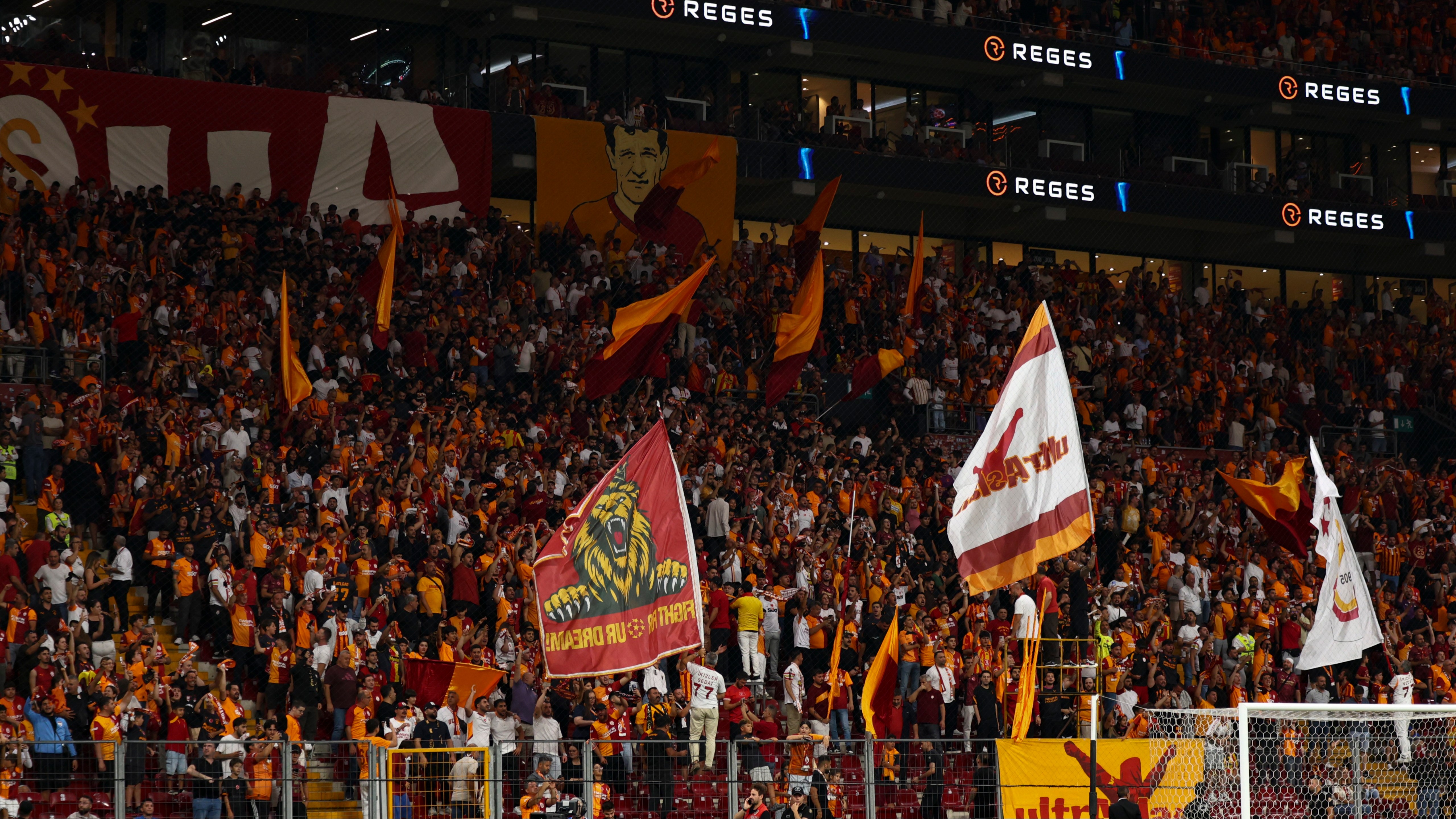 Galatasaray'da Şok Gelişme: 2 Dakikada Her Şey Değişti ve Taraftardan Büyük Tepki