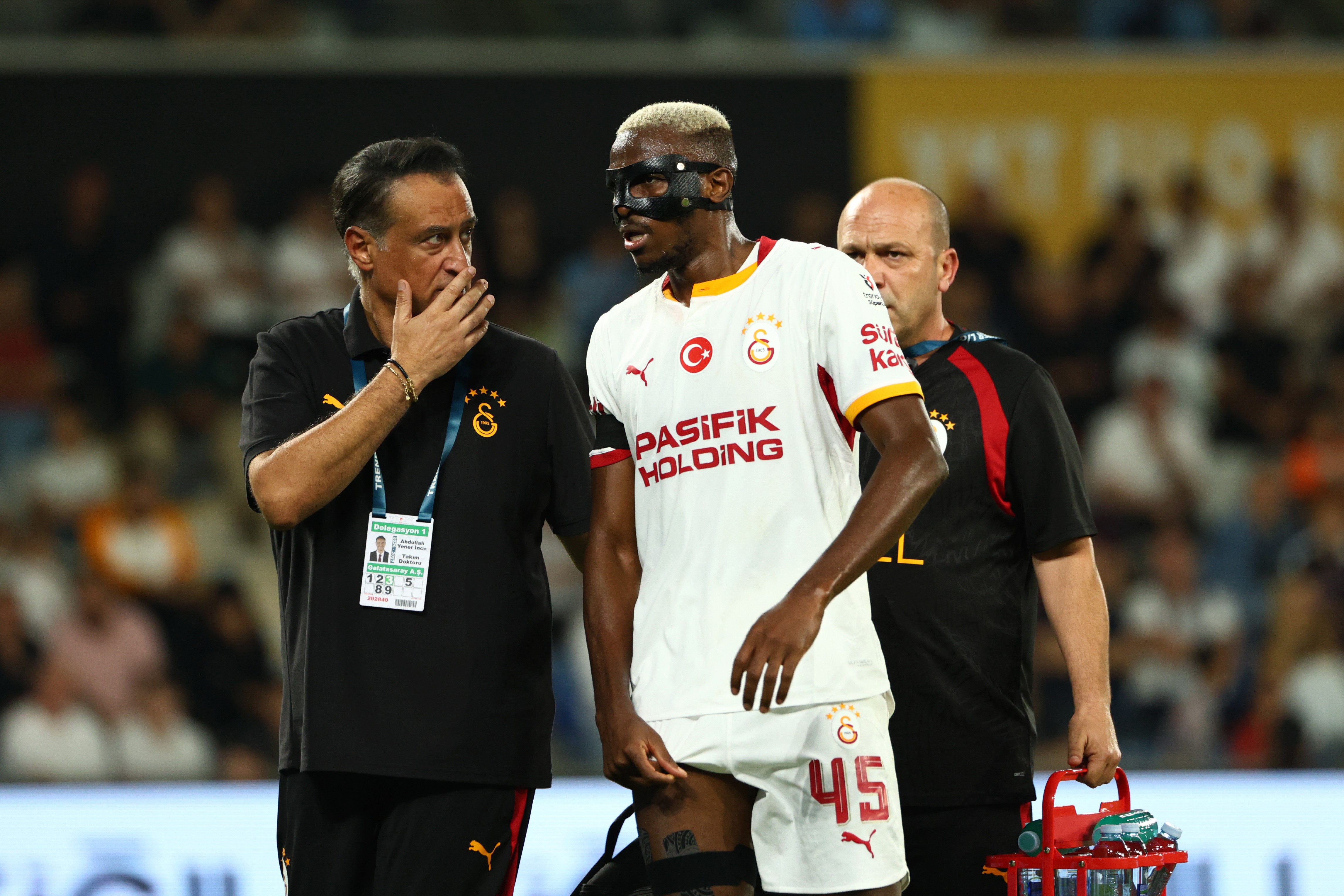 Galatasaray'da Victor Osimhen Şoku: Yıldız Futbolcu Başakşehir Maçında Sakatlandı
