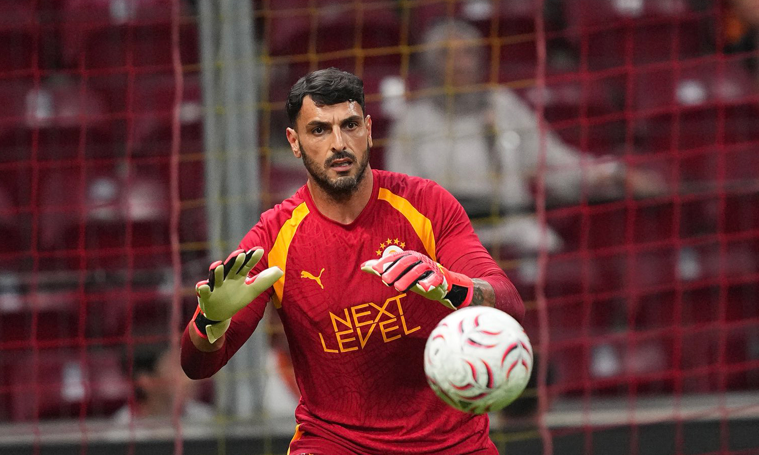 Galatasaray'dan Villarreal Karşısında Şok Başlangıç: Protesto, Penaltı ve Kırmızı Kart