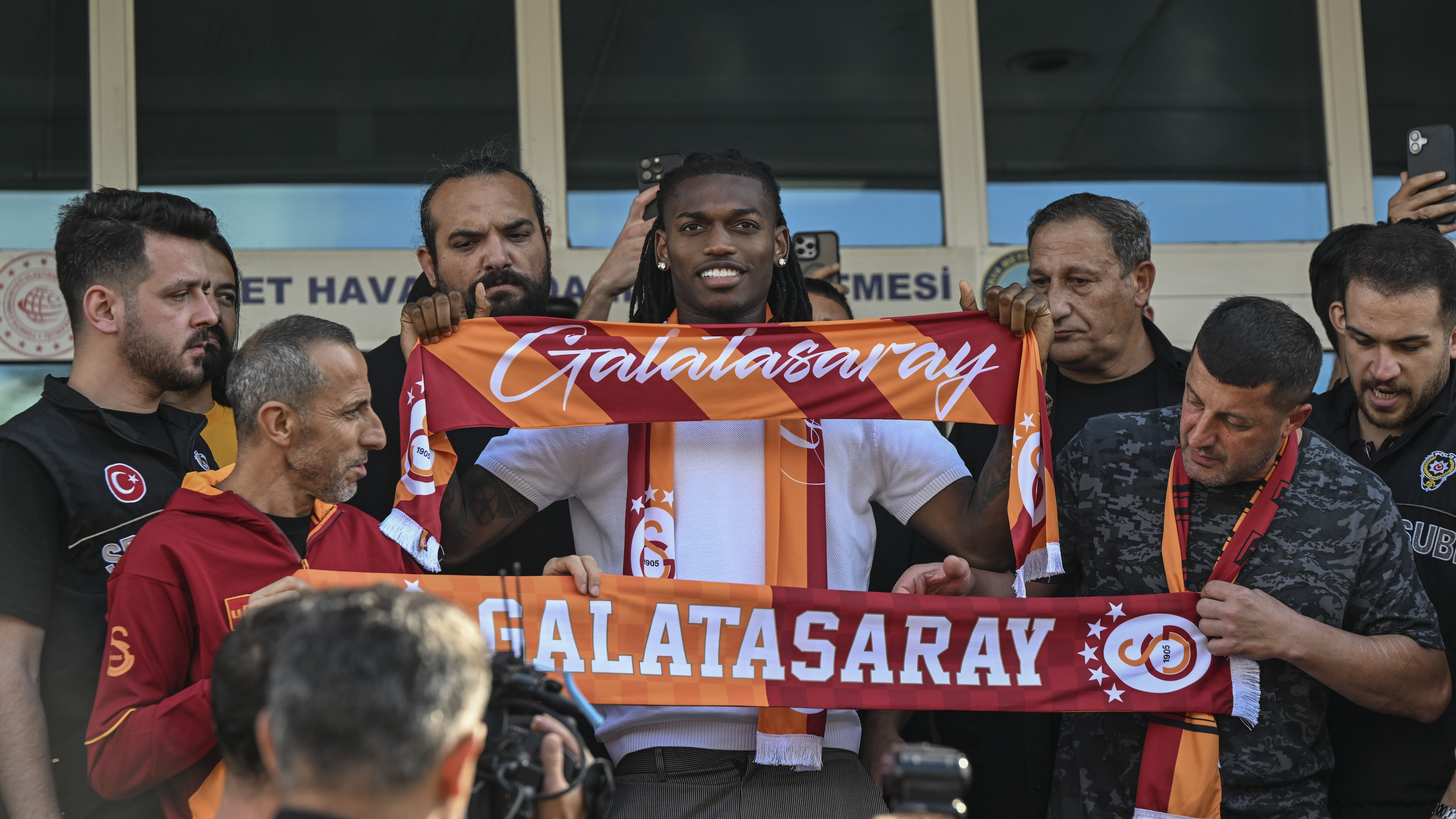 Galatasaray Taraftarından Rafael Leao Karşılama Töreninde Flaş Alvarez Çağrısı