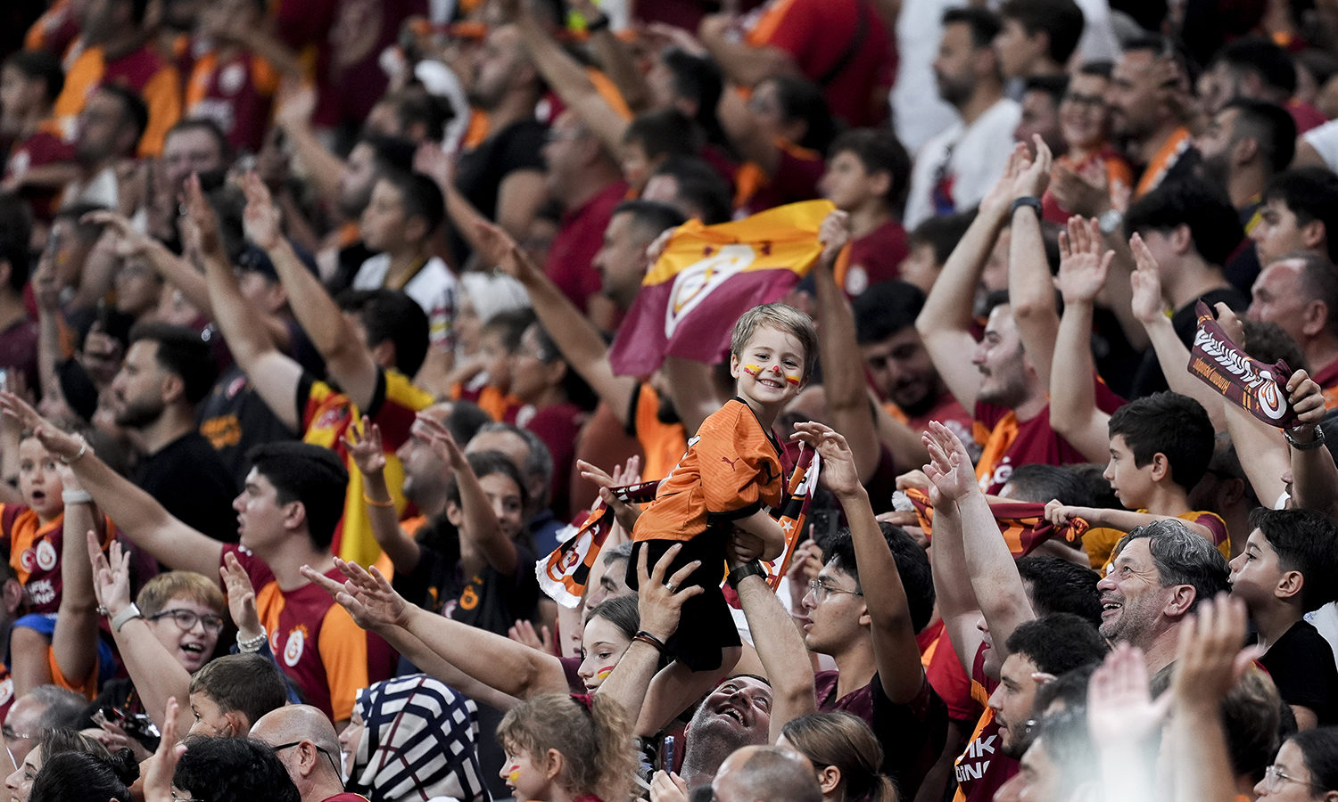 Galatasaray Yönetimine Tepkiler Büyüyor: Taraftarlar Maç Sonu Tribünü Terk Etmedi