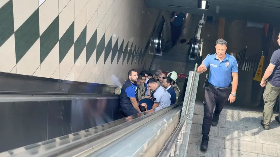 Gayrettepe Metro İstasyonu'nda Korku Dolu Anlar: Görme Engelli Adam Raylara Düştü