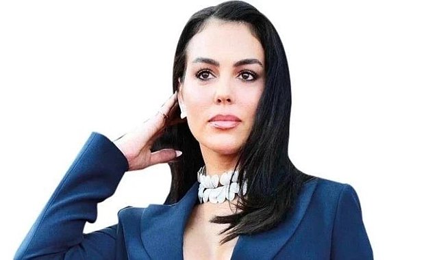Georgina Rodriguez'den Göz Kamaştıran Tarz: Mavi Kombini ve Değerli Mücevherleri Konuşuluyor