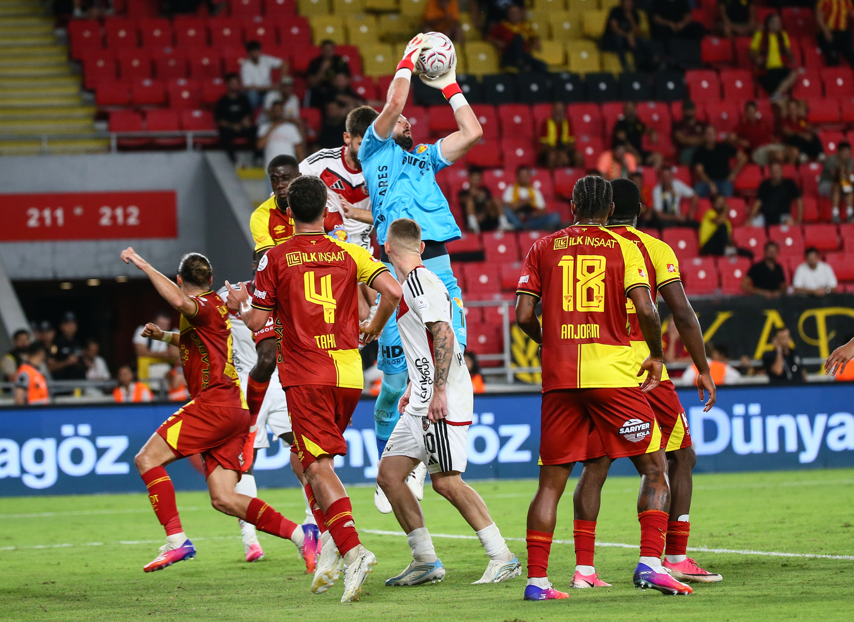 Göztepe Kalecisi Gugeshashvili'den Taraftara Tepki: Bir Gün Mutlaka Karşılaşacağız