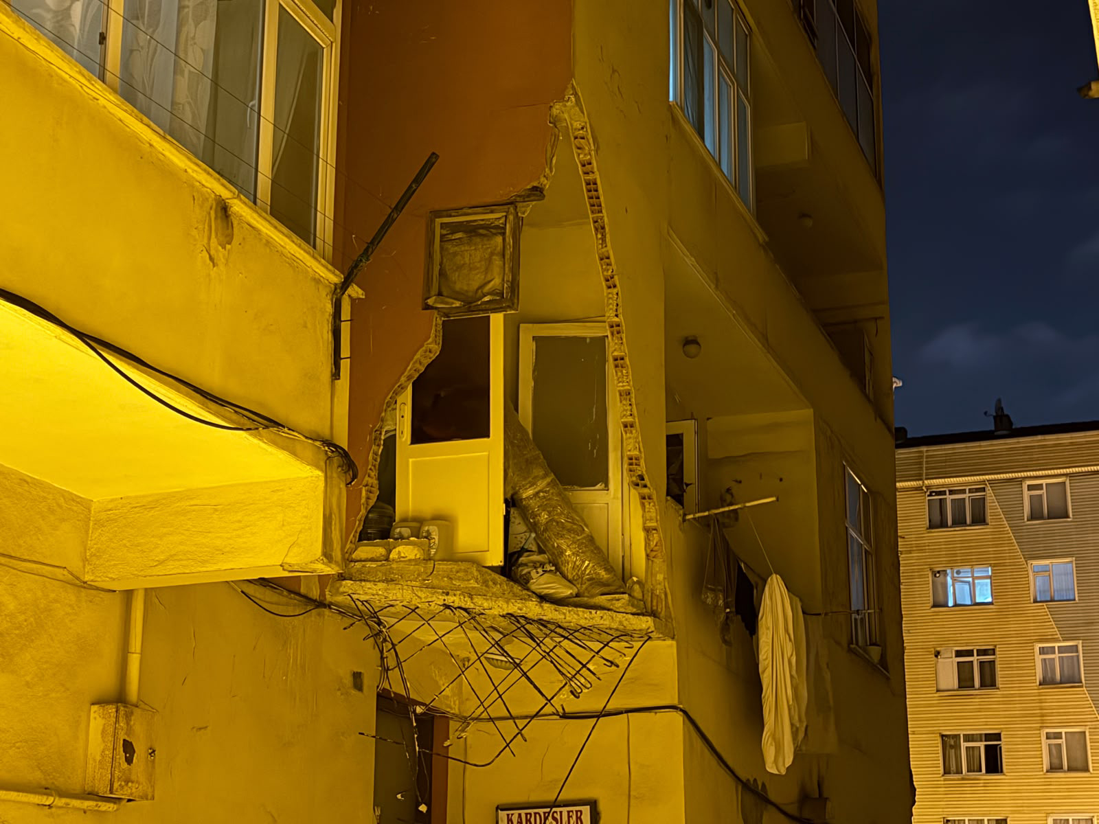 Güngören'de Korkutan Olay: Balkon Çöktü, 5 Katlı Bina Mühürlendi