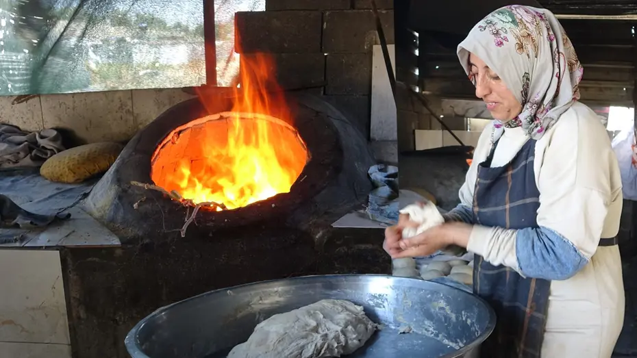 Hataylı Kadınların Zorlu Mücadelesi: Tandır Ateşinde Ekmek Parası