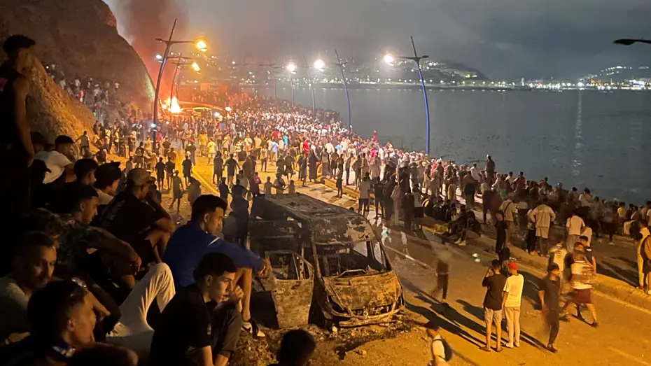 İspanya'da Göçmen Krizi: Binlerce Kişi Yüzerek Sınıra Akın Etti, Ordu Görevlendirildi