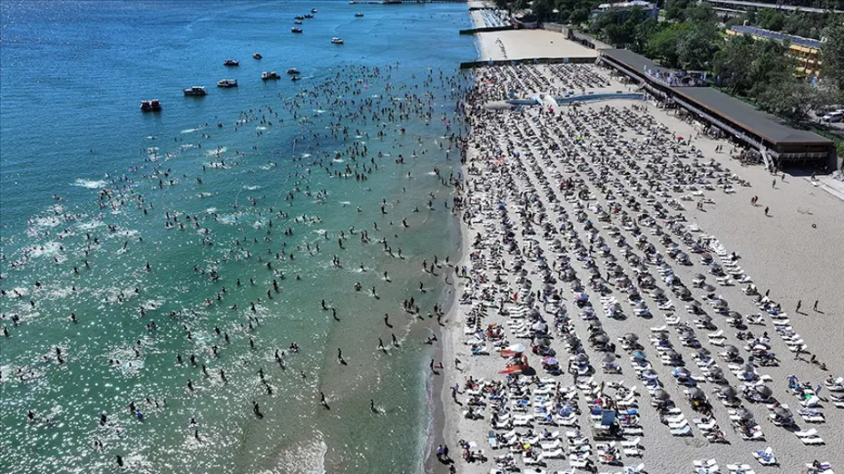 İstanbul'da Deniz Sezonu Açıldı: 95 Güvenli Yüzme Noktası Belirlendi