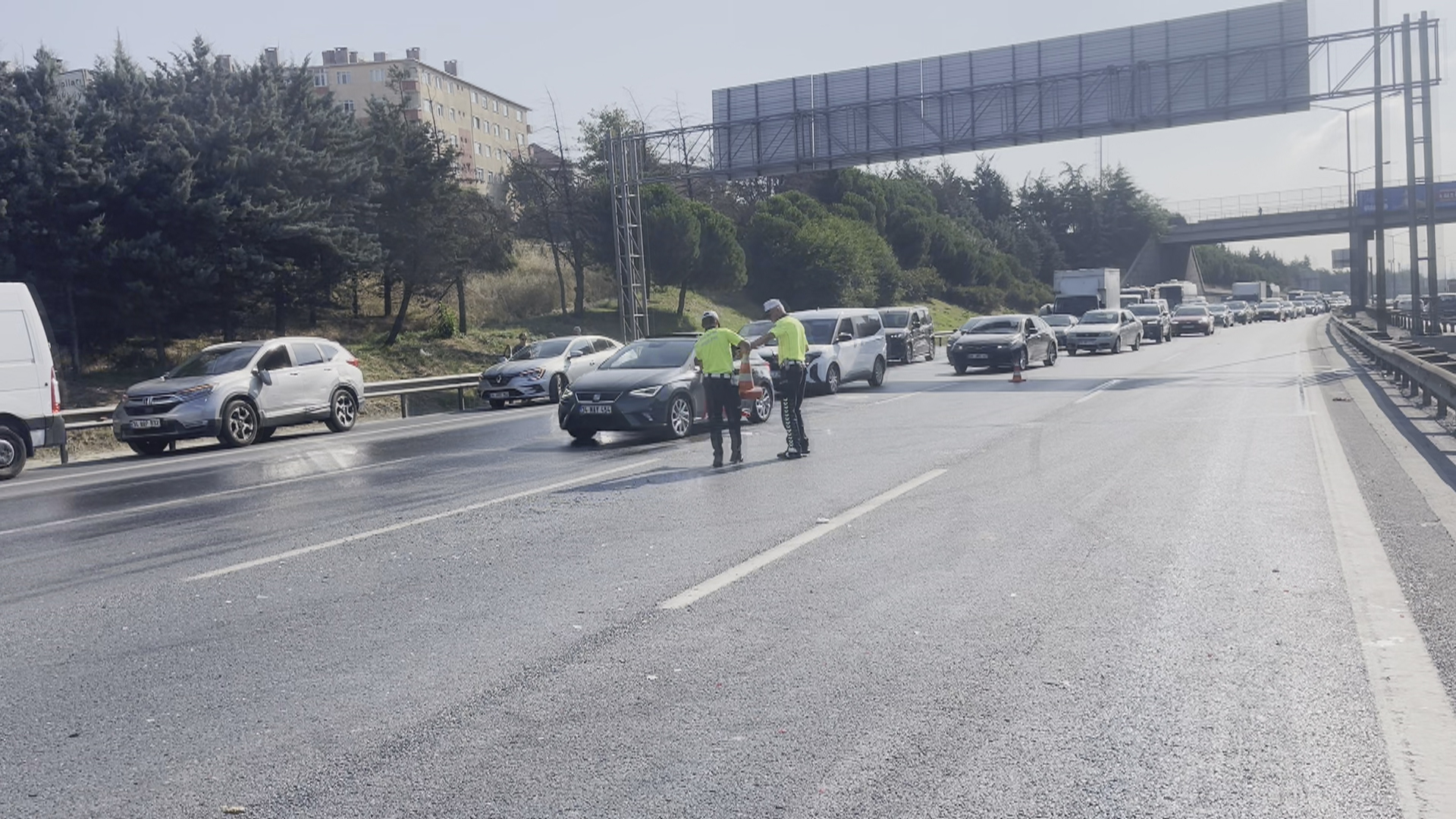 İstanbul'da Nefesleri Kesen Kaza: TEM Otoyolu'nda 10 Araç Zincirleme Kazaya Karıştı