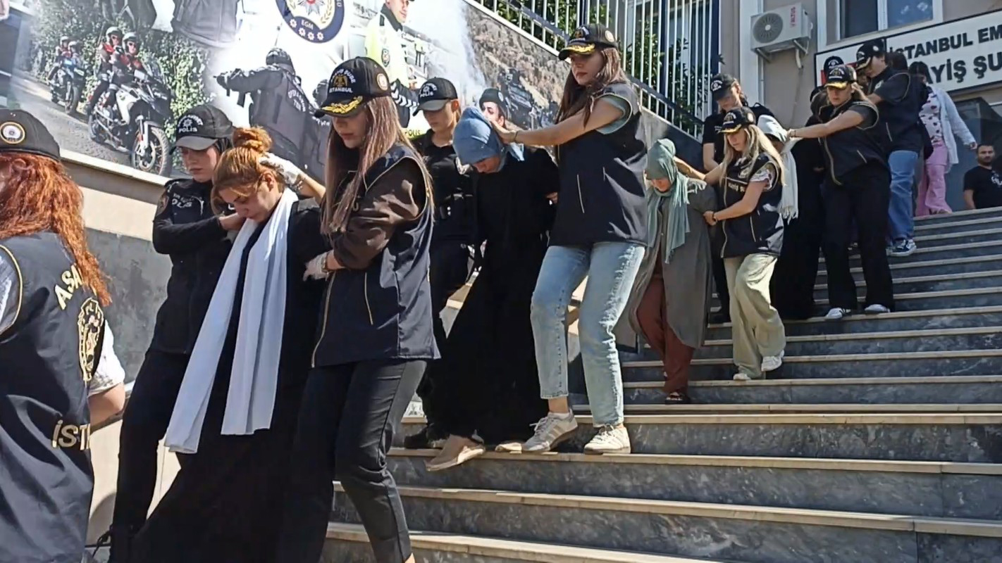 İstanbul'da Toplu Taşımada Turistleri Hedef Alan Yankesicilik Çetesine Operasyon