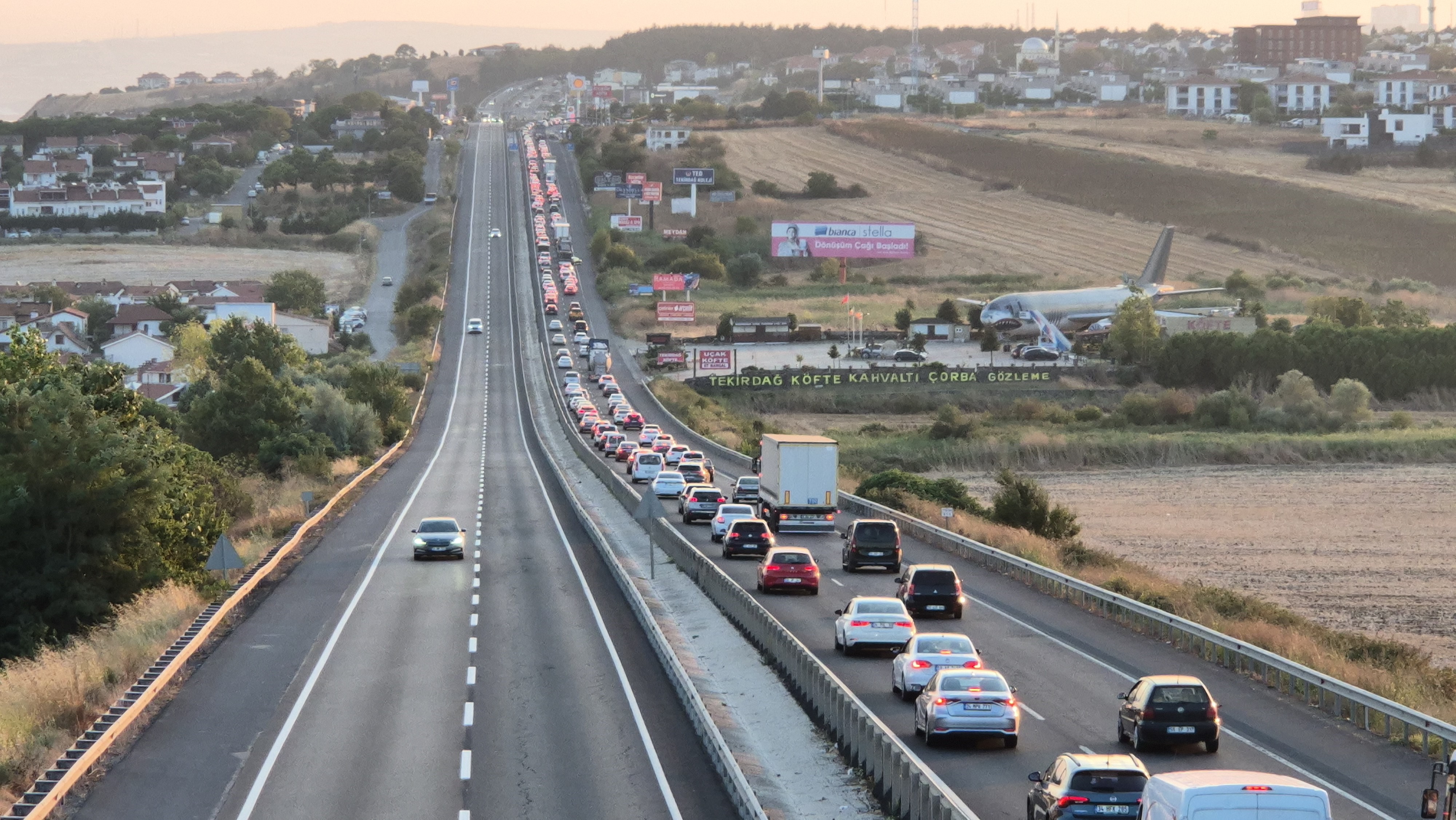 İstanbul'dan Tekirdağ'a Hafta Sonu Akını: Kilometrelerce Araç Kuyruğu