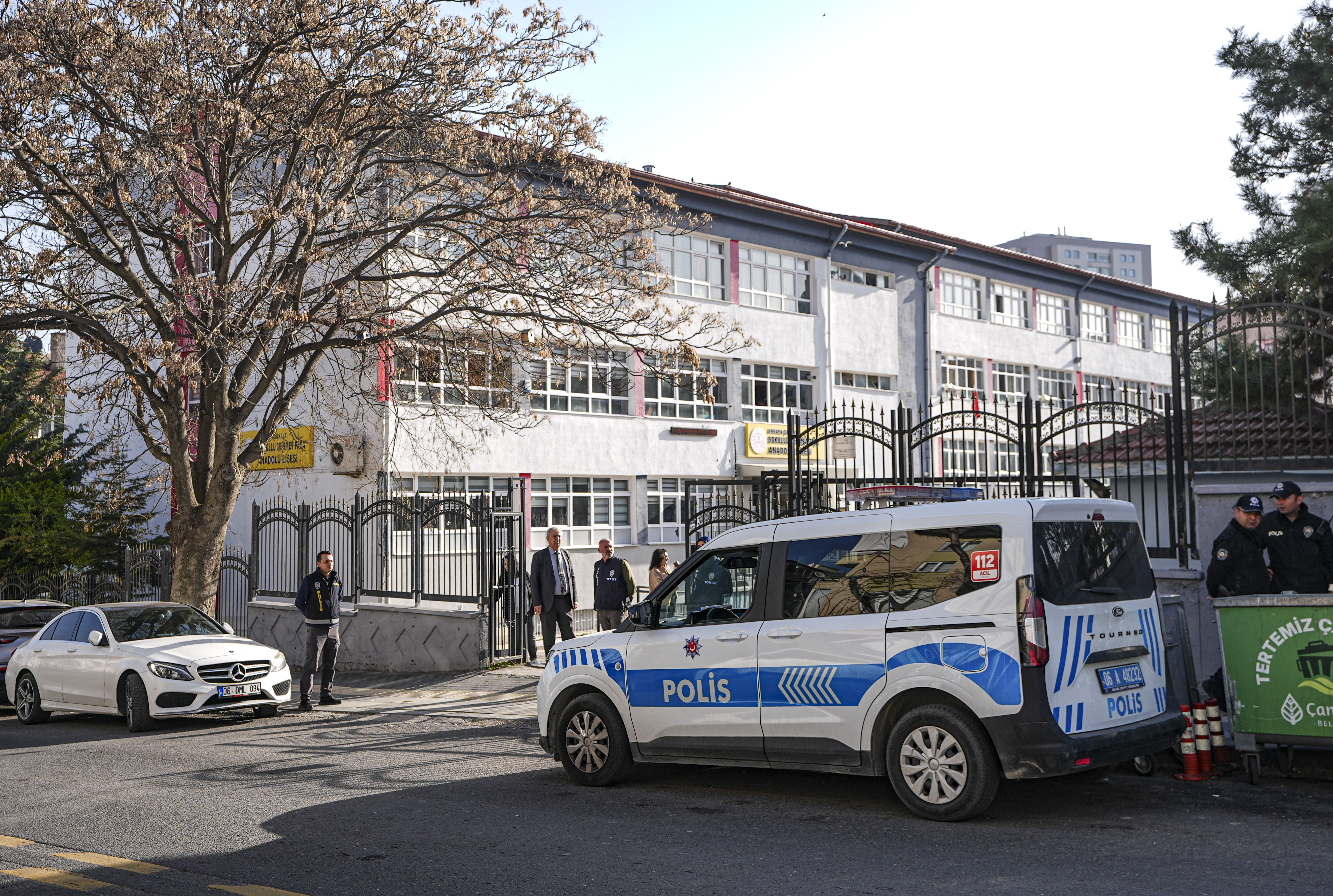 İstanbul Okullarında Yeni Dönem: Bahçe Görevlileri ve Dedektör Uygulaması Başlıyor