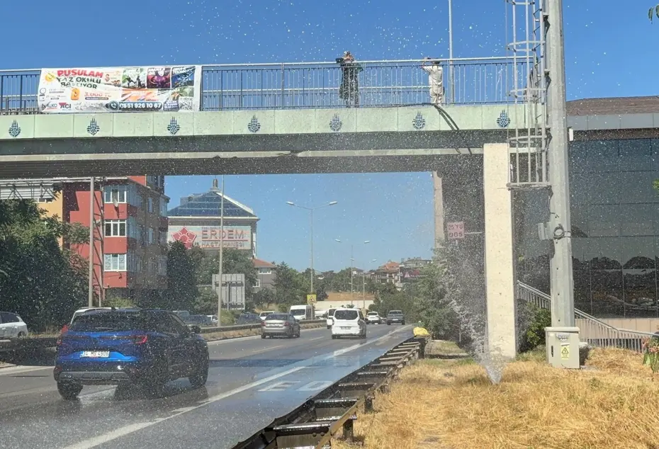 İstanbul Şile Otoyolu'nda Su Borusu Patladı: Trafik Felç Oldu