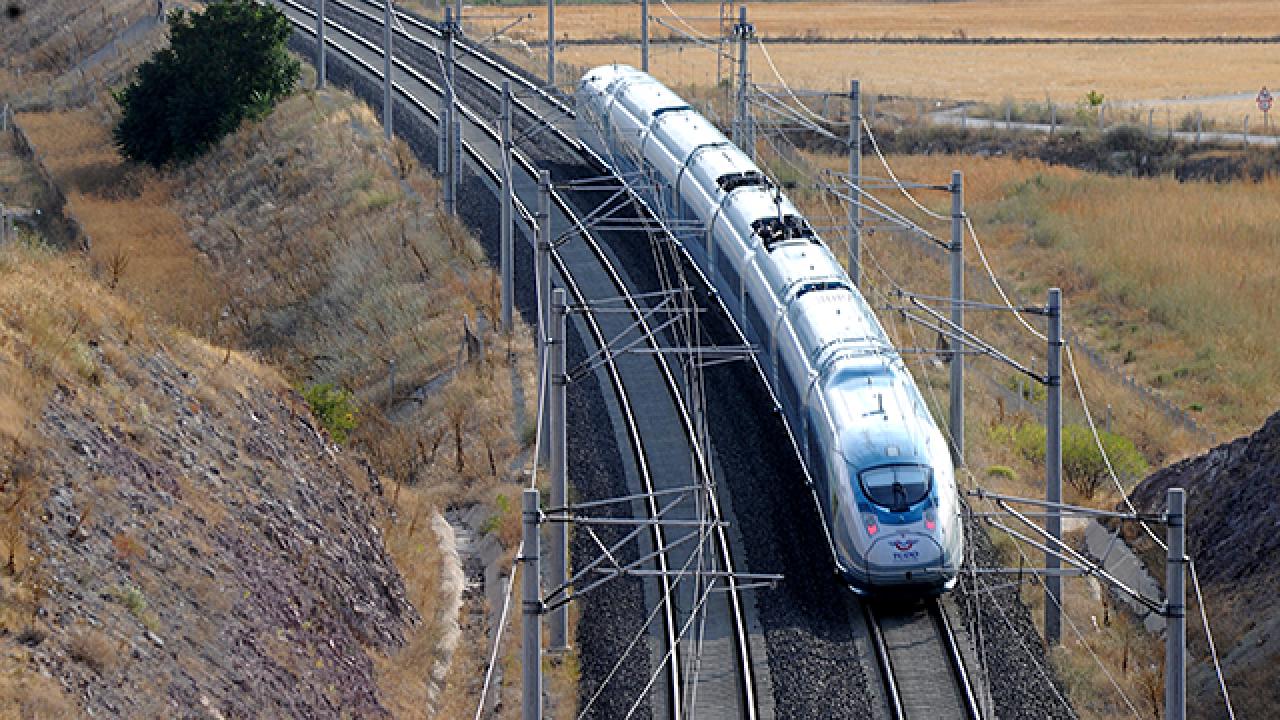 İzmir-Ankara Yüksek Hızlı Tren Projesi ile 14 Saatlik Yol 3,5 Saate Düşecek