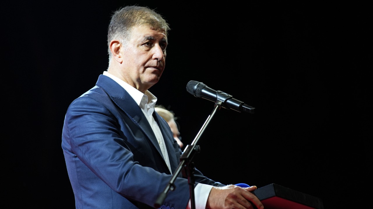 İzmir Büyükşehir Belediye Başkanı Cemil Tugay AK Parti'ye mi Geçecek? İddialar Sürüyor
