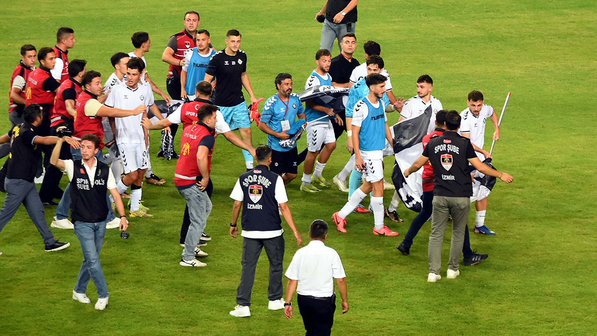İzmir Derbisinde Bayrak Olayına PFDK'dan Ceza Çıktı