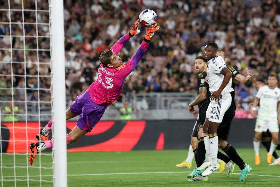 Jonathan Klinsmann'dan Korkutan Haber: Maçta Boynu Kırıldı