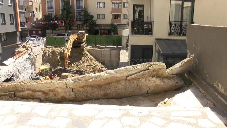 Kağıthane'de Kentsel Dönüşüm Kazası: İş Makinesi Balkonu Yıktı