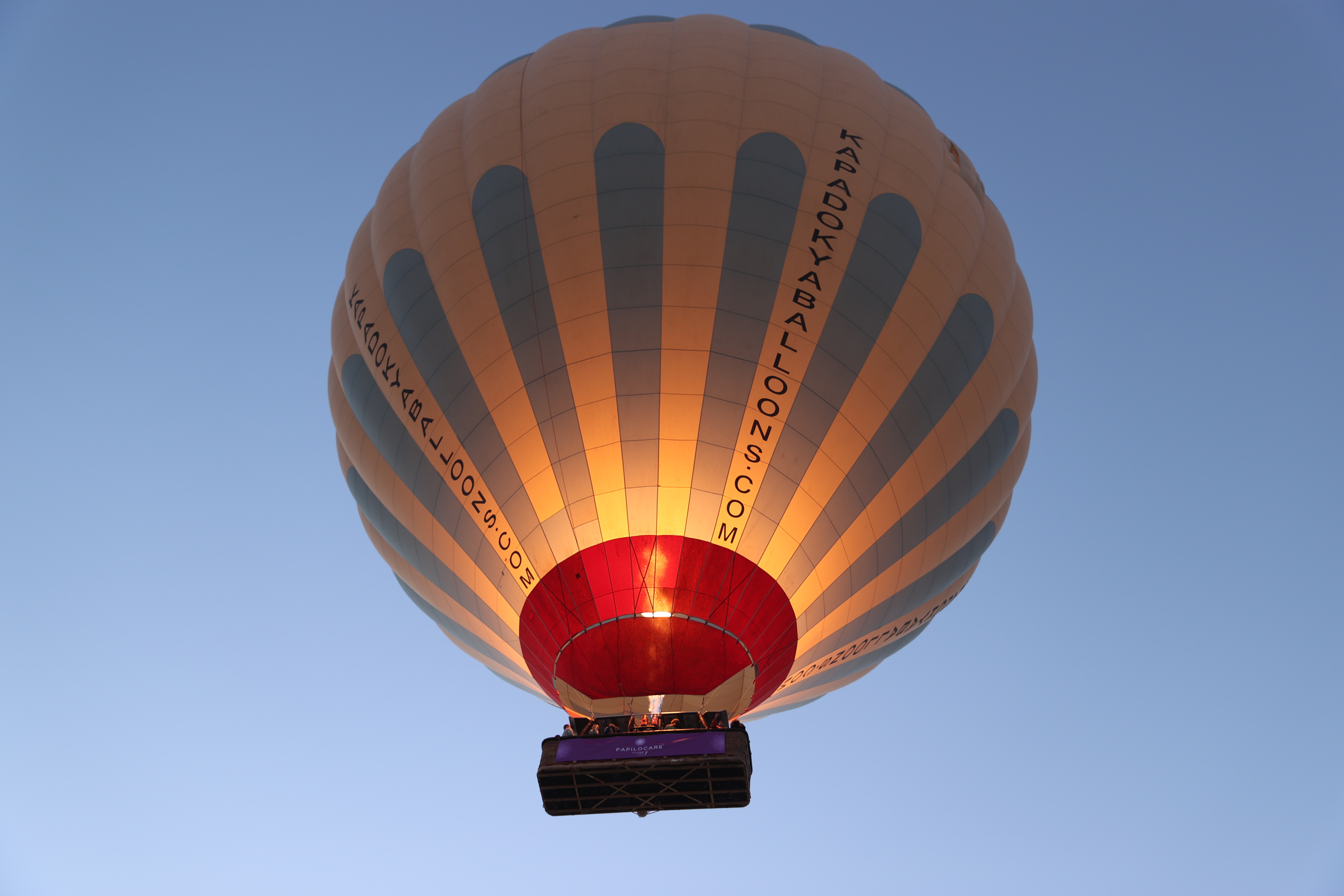 Kapadokya'da Rahim Ağzı Kanseri Farkındalığı İçin Sıcak Hava Balonları Havalandı
