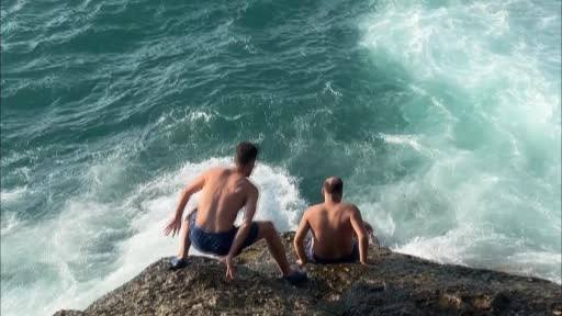 Karaburun Sahili'nde Can Pazarı: Boğulma Tehlikesi Geçiren Gencin Kurtulma Anları Kamerada