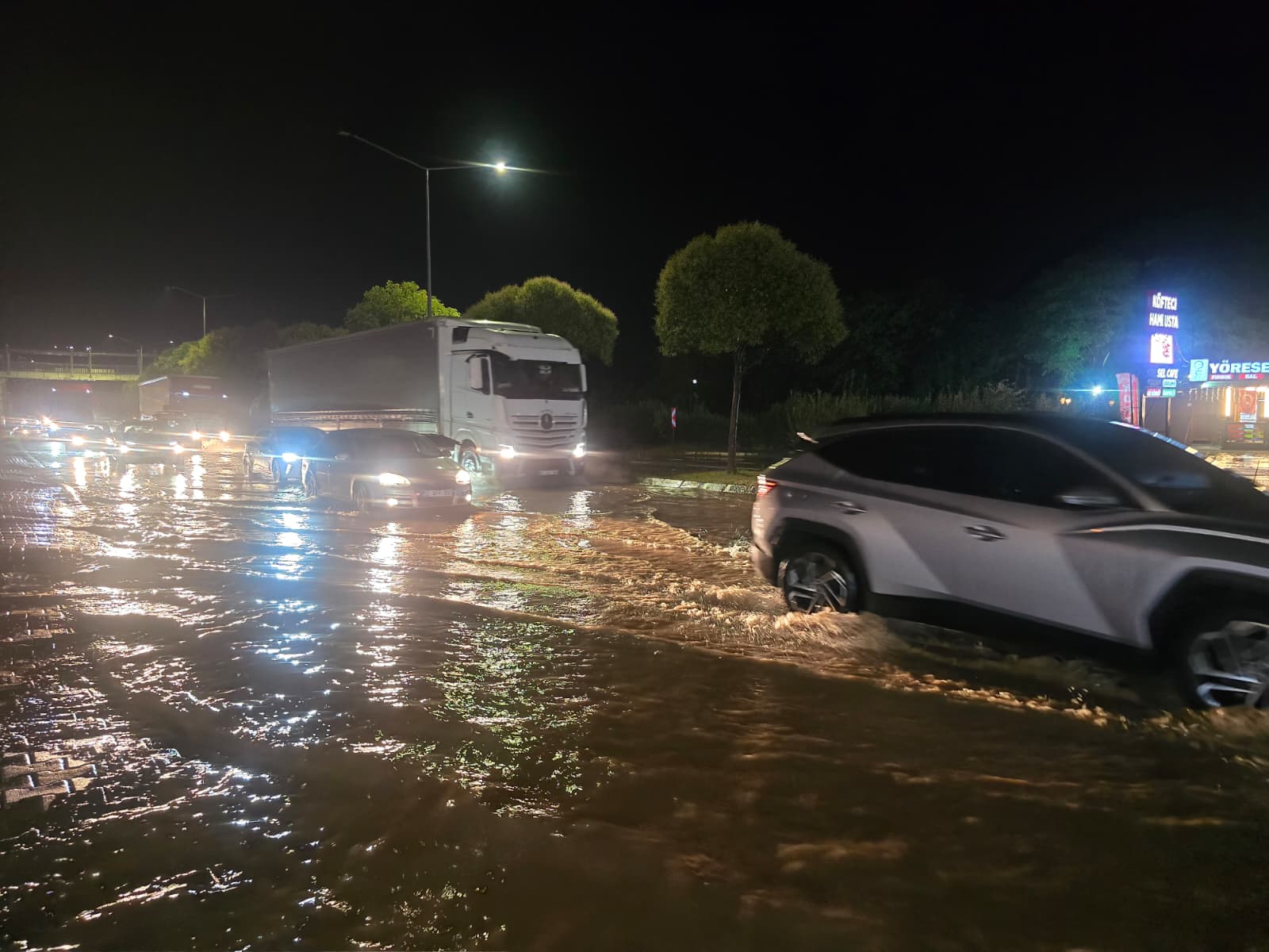 Karadeniz ve Doğu Anadolu'da Şiddetli Yağış Alarmı: 3 İli Sağanak ve Fırtına Vurdu