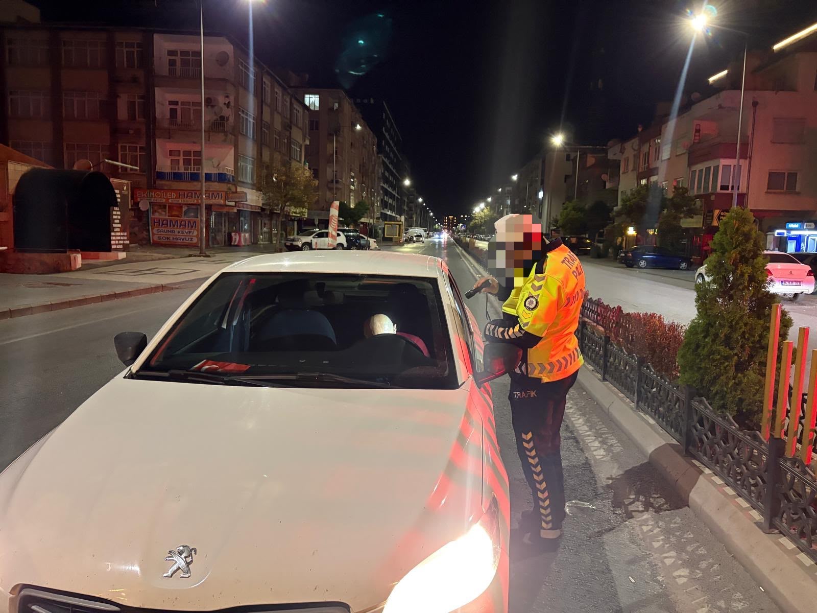 Kayseri'de Şoke Eden Olay: Yolun Ortasında Uyuyan Sürücü Polisi Karşısında Görünce Tekrar Uyudu