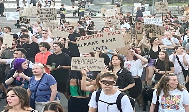 Kiev'de Binlerce Kişiden Fedorov Protestosu: Halkı Dinleyin