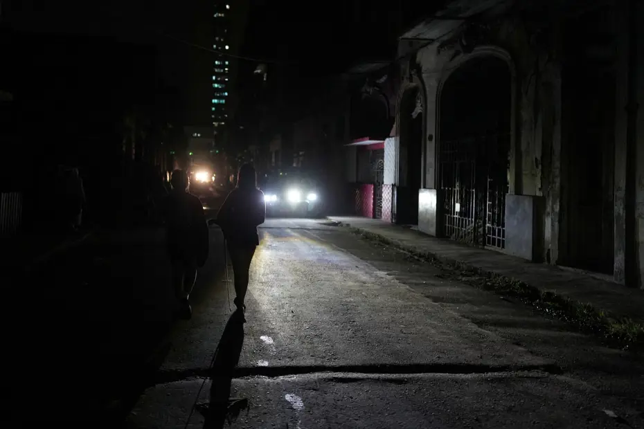Küba'da Elektrik Şebekesi Yine Çöktü: Beş Eyalet Karanlıkta Kaldı
