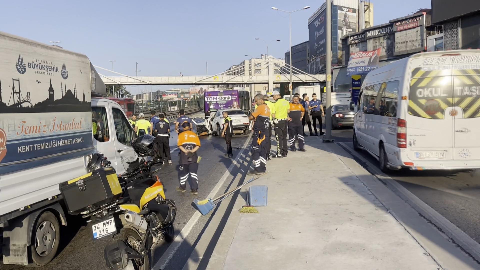 Küçükçekmece D-100 Karayolunda Feci Kaza: İETT Otobüsüne Çarpан Otomobilde 3 Kişi Hayatını Kaybetti