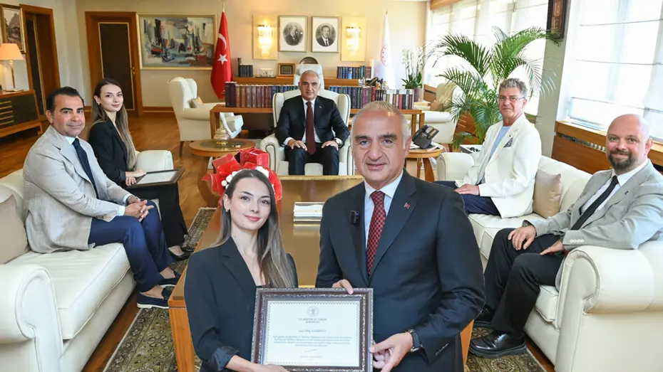 Kültür ve Turizm Bakanı Ersoy'dan Başarılı Sanatçılara Kabul