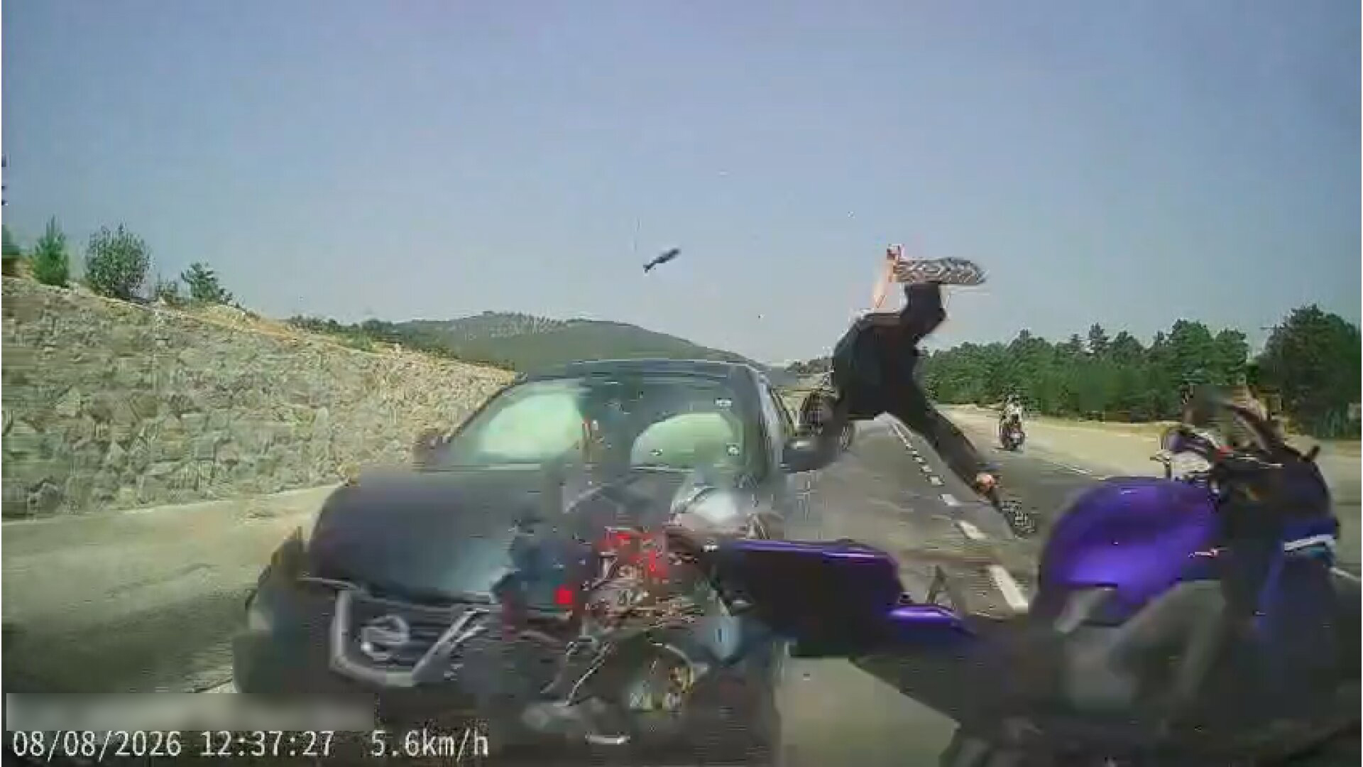 Kütahya'da Feci Kaza Kamerada: Otomobil Motosiklete Çarptı