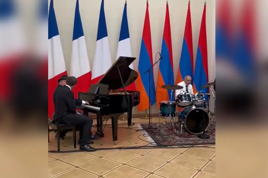 Macron ve Paşinyan'dan Sürpriz Düet: La Boheme Söylediler