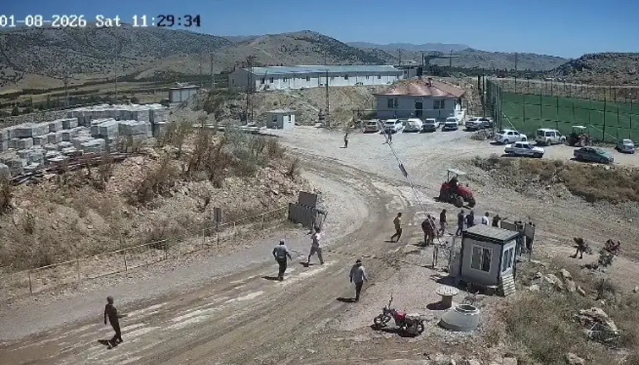 Malatya'da Dehşet Anları: Taşlı Saldırıdan Kaçmak İçin Traktörü Kalabalığın Üzerine Sürdü