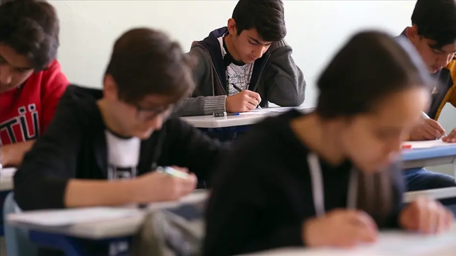 MEB'den Okul Yönetmeliğinde Kapsamlı Değişiklik: Çanta Araması, Devamsızlık ve Yeni Kayıt Kuralları