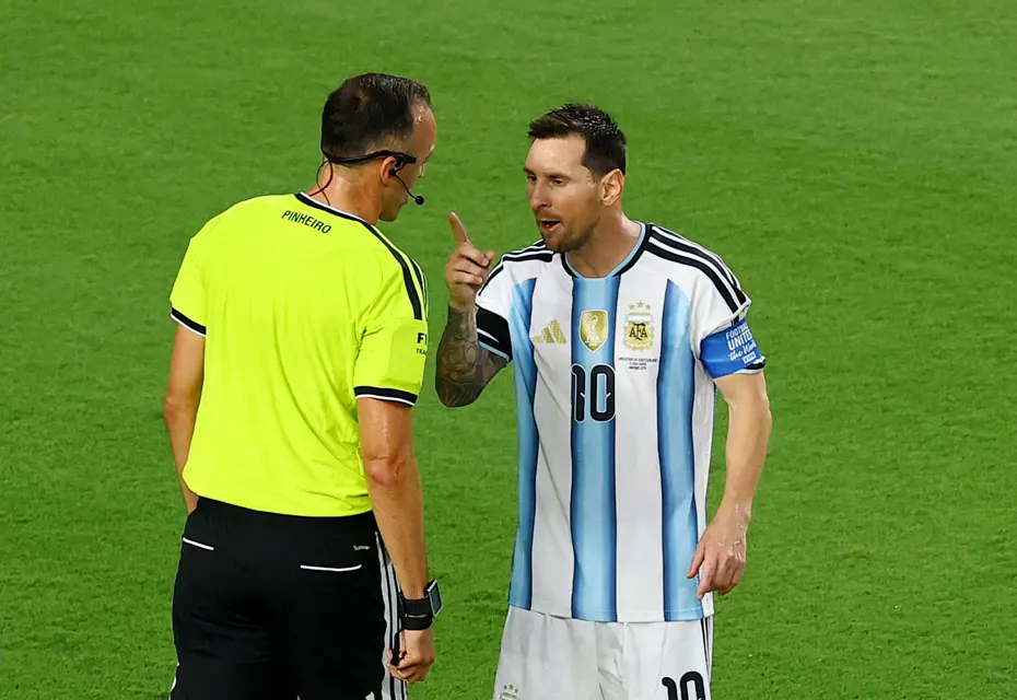 Messi ve Hakem Arasında Gergin Anlar: Benimle Düzgün Konuş