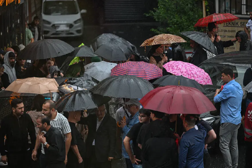 Meteoroloji Saat Saat Uyardı: İstanbul'a Sağanak Geliyor, Kuvvetli Rüzgara Dikkat