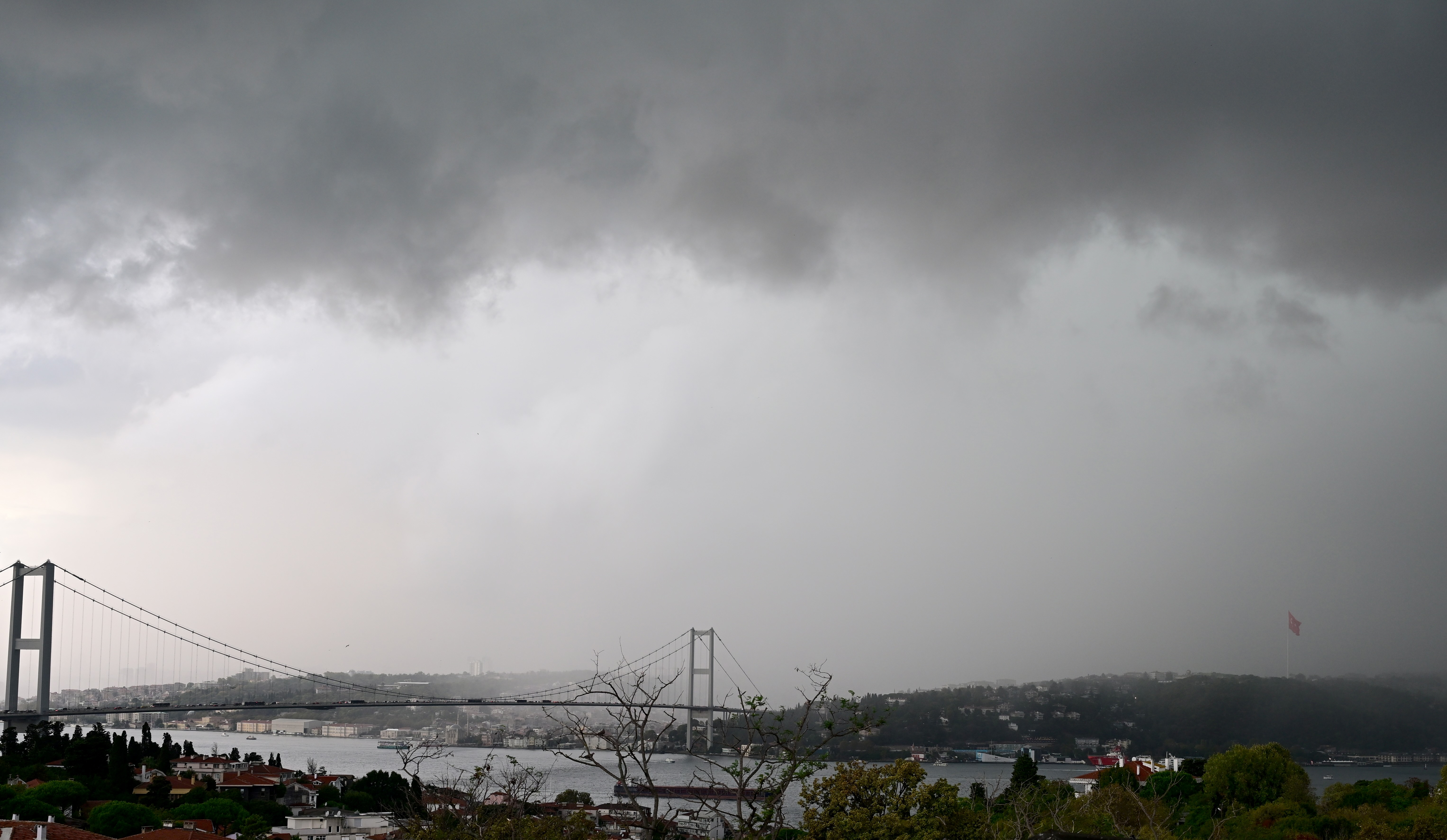 Meteorolojiden Sağanak ve Fırtına Alarmı: İş Çıkış Saatlerine Dikkat!