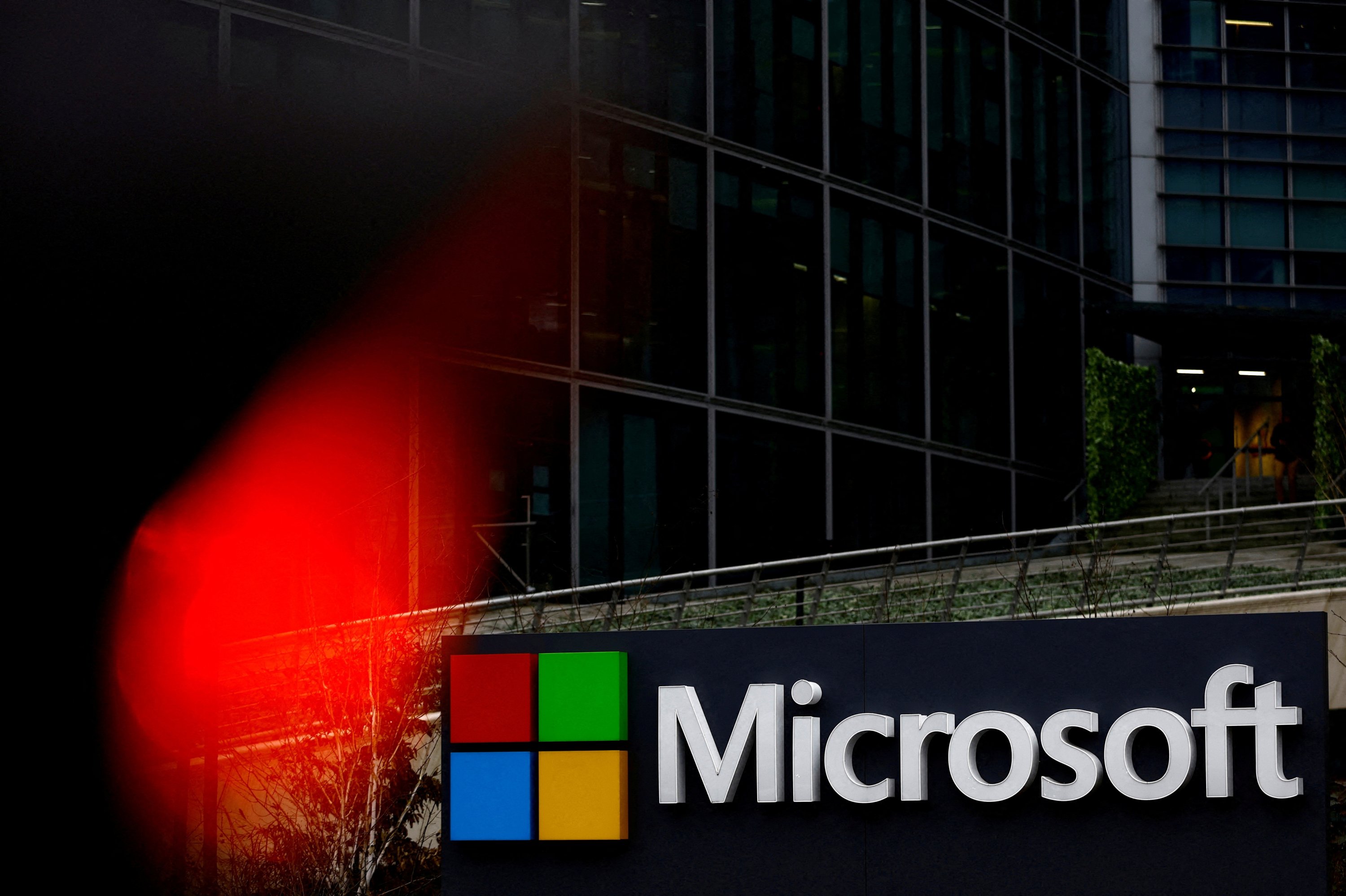 Microsoft Çin'den Çekiliyor mu? Jeopolitik Riskler ve Yeni Strateji