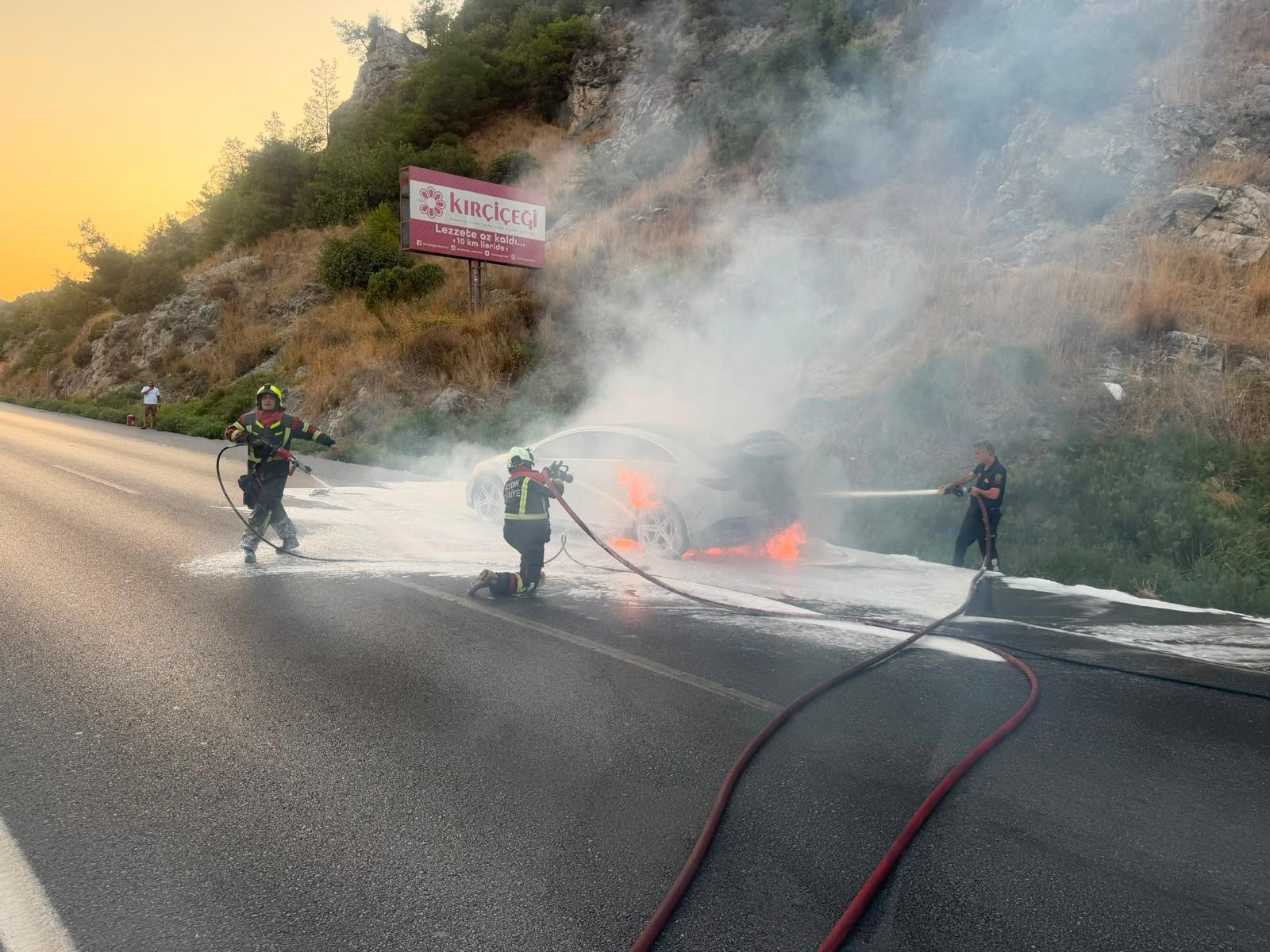 Milyonluk Elektrikli Araç Seyir Halindeyken Yandı: Söndürülmesi 12 Saat Sürmüş